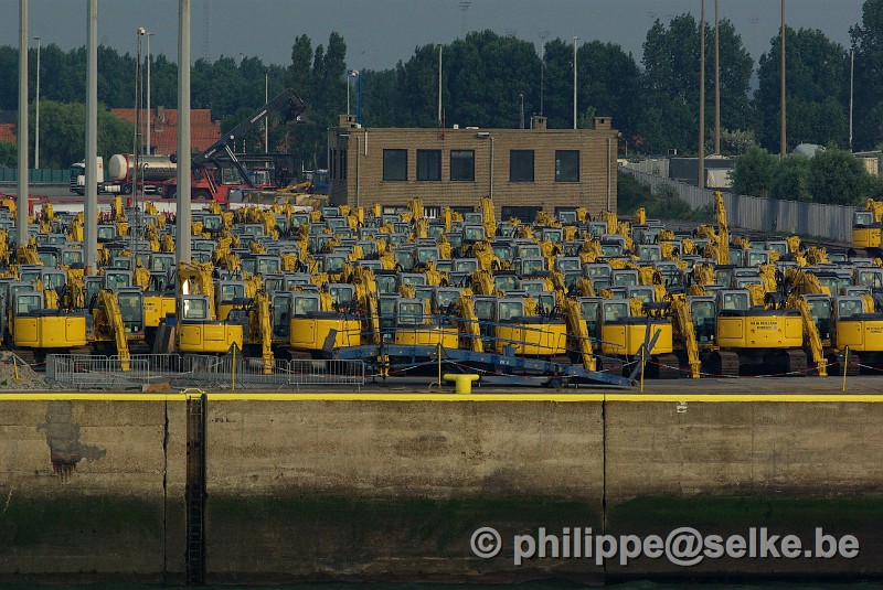 IMGP0975.JPG - Grues en attente de livraison dans le port de Zeebrugge